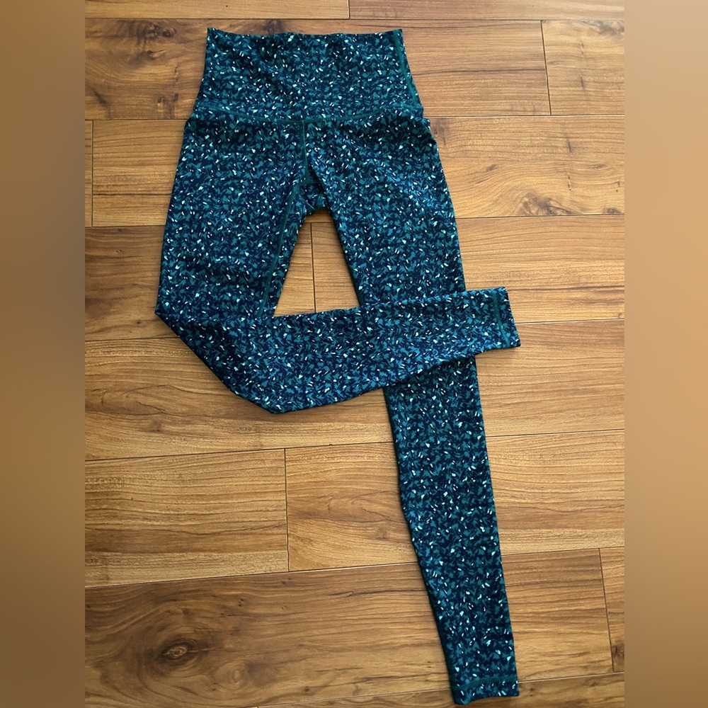 EUC Lululemon Leggings. Size 6 Green, Black and Mint.